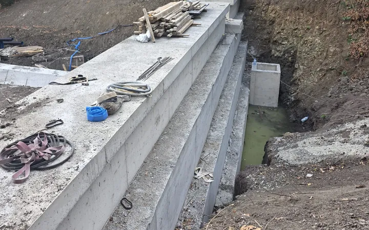 Dere yatağında yapımı süren betonarme tersip bendi