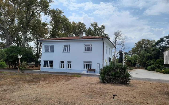 İki katlı tescilli müze binasının bahçeden görünümü